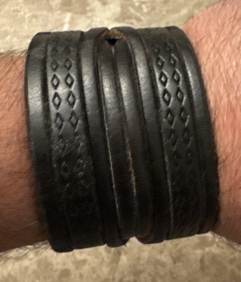 Brazalete abotonado de cuero negro grabado marca Lucky "LUCKY YOU" para hombre de colección Foto 3 de 4