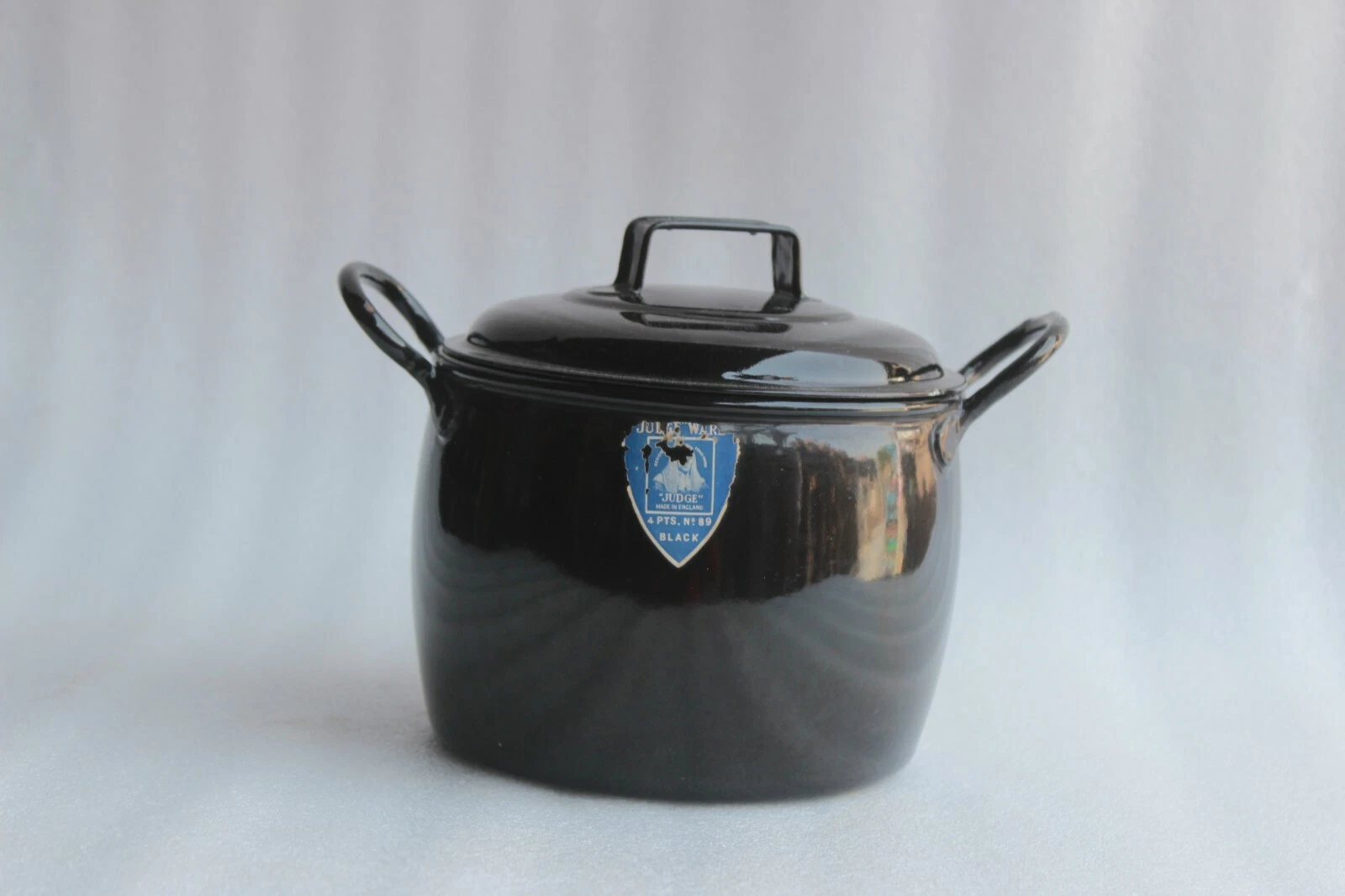 BLACK VINTAGE IRON ENAMEL STOCK POT BY JUDGE WARE ANTIQUE COLLECTIBLE