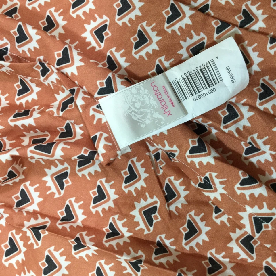 Almohada estándar Xilaration blanca con traingle negro y tostado 20 x 26. Foto 4 de 4