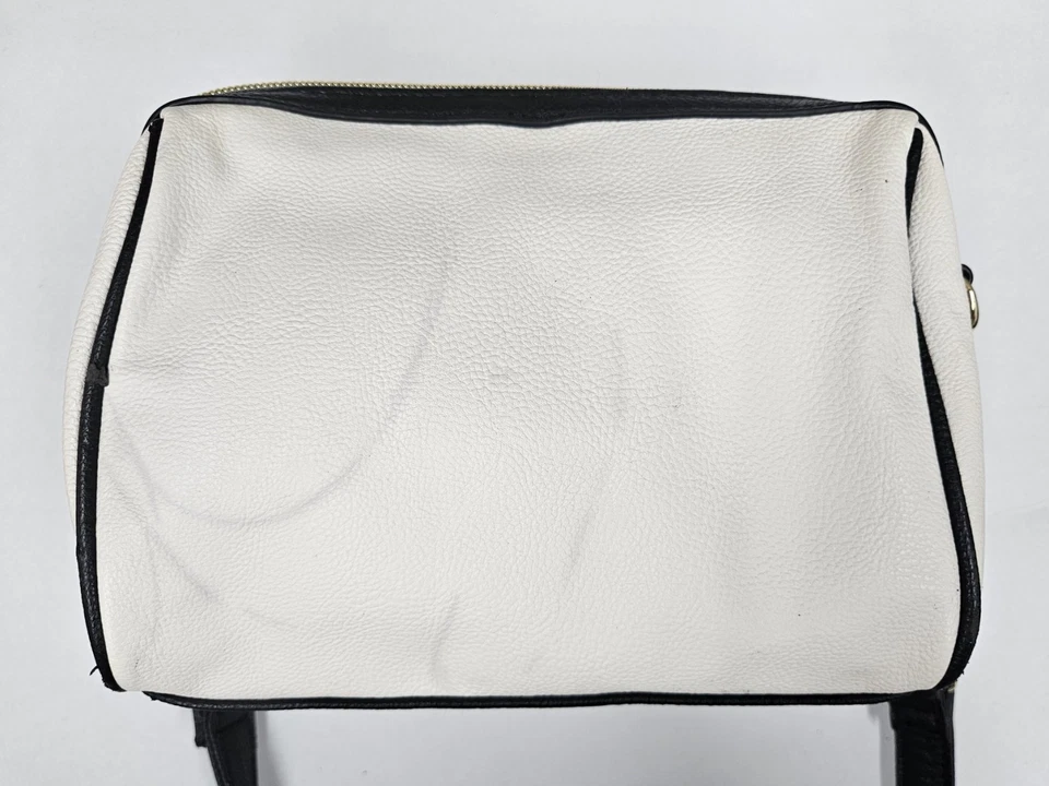 Betsey Johnson 黑白圆点中号钱包带金色装饰 — 第 4/4 张图片