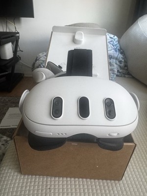 Meta Quest 3 Standalone VR Headset White USB-C with Controllers & Head Strap