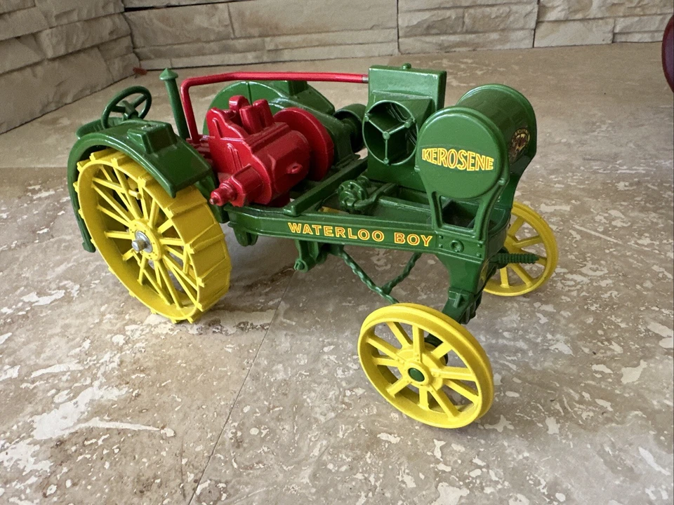 ERTL JOHN DEERE MODEL R WATERLOO BOY~#559~1:16 SCALE~MADE IN USA 1988~DIE CAST - Image 3 of 4