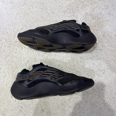 DS Yeezy 700 V3 Clay Brown - Size 11 / GY0189