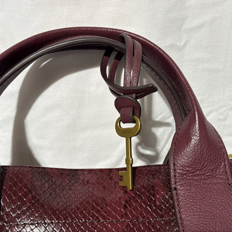 Bolsa satchel Fossil Kyler bolsa de mão vinho tiracolo pele de cobra textura em relevo - Imagem 3 de 4