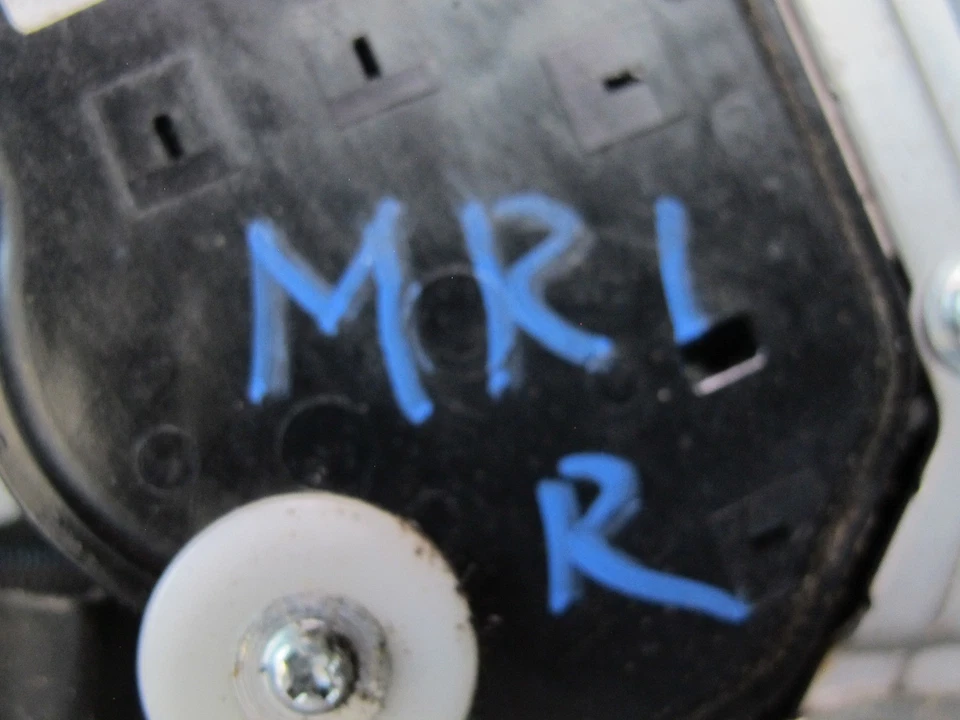 04-11 MAZDA RX-8 ACTUADOR DE CIERRE DE PUERTA DE PASAJERO DELANTERO DERECHO OEM Foto 2 de 4