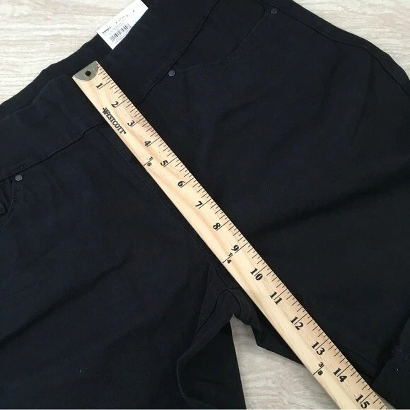 Croft & Barrow Shorts Size 8 Black Pull On Tummy Control Classic Stretch - Image 4 of 4
