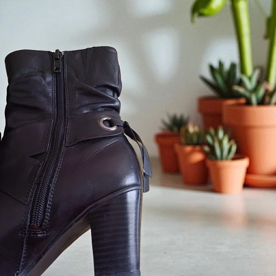 Giovanna Black Soft Leather Mid Calf  Ladies Boots  Zipper Block Heel Size 37.5 - image 4 of 4