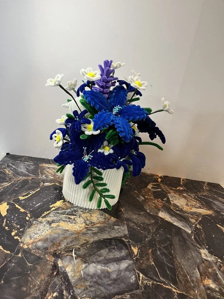 Flores azules y blancas hechas a mano - Ramo limpiador de pipas en maceta blanca Foto 2 de 4