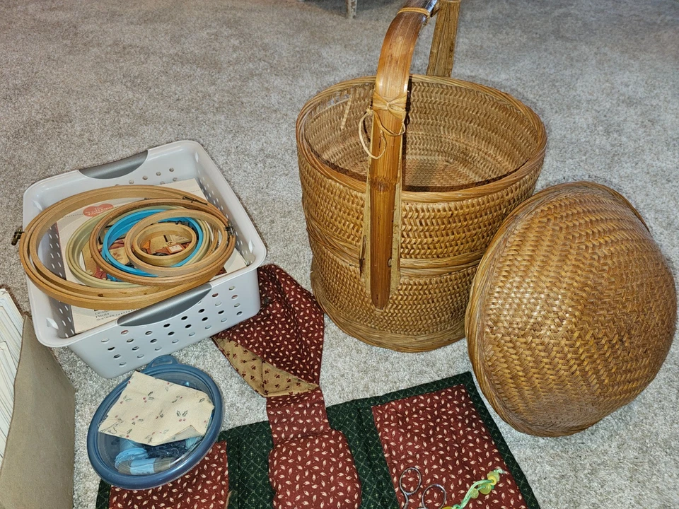 Lot of Skeins and Cross Stitch/Embroidery/Needlepoint Accessories - Image 4 of 4
