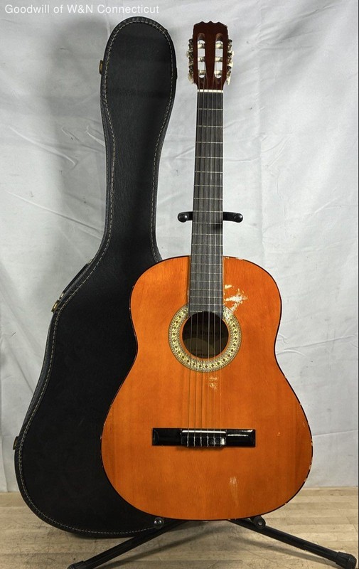 Kim Daniels SGN600 Classical Acoustic Guitar 6-String Made in Taiwan with Case
