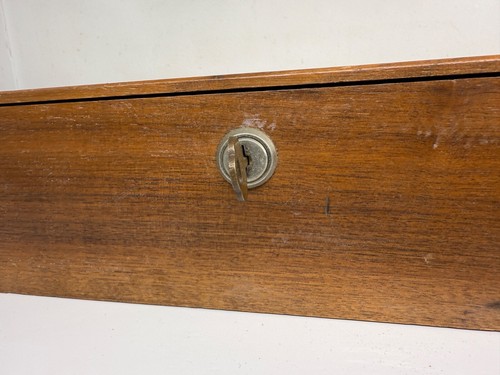 Vintage Designers’ Showcase Collectibles Display Case Wood Brown Drawer Lock Key - Picture 9 of 15