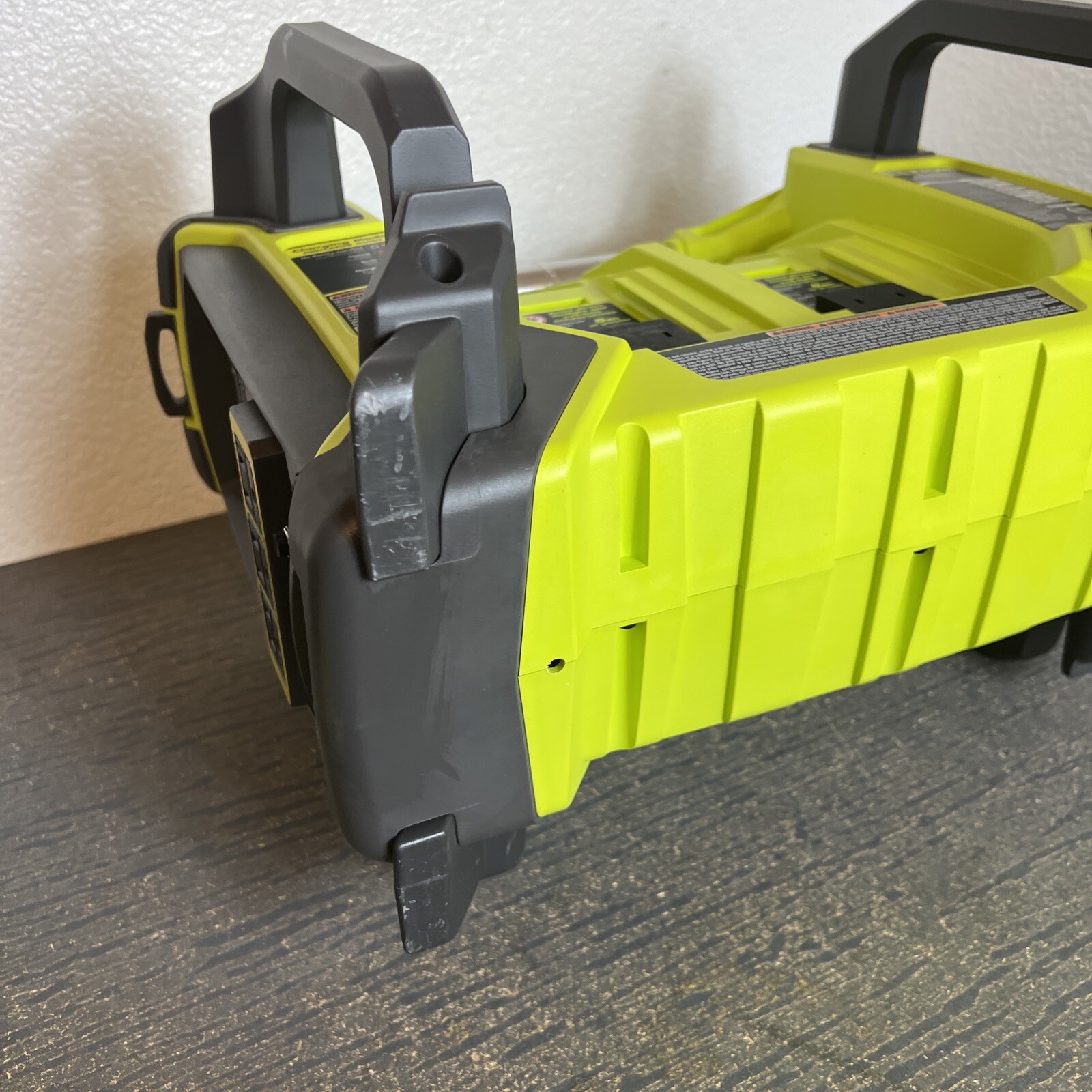 Ryobi RYi1802BTVNM 40V 1800-Watt Battery Power Inverter with  & 6AH Batteries