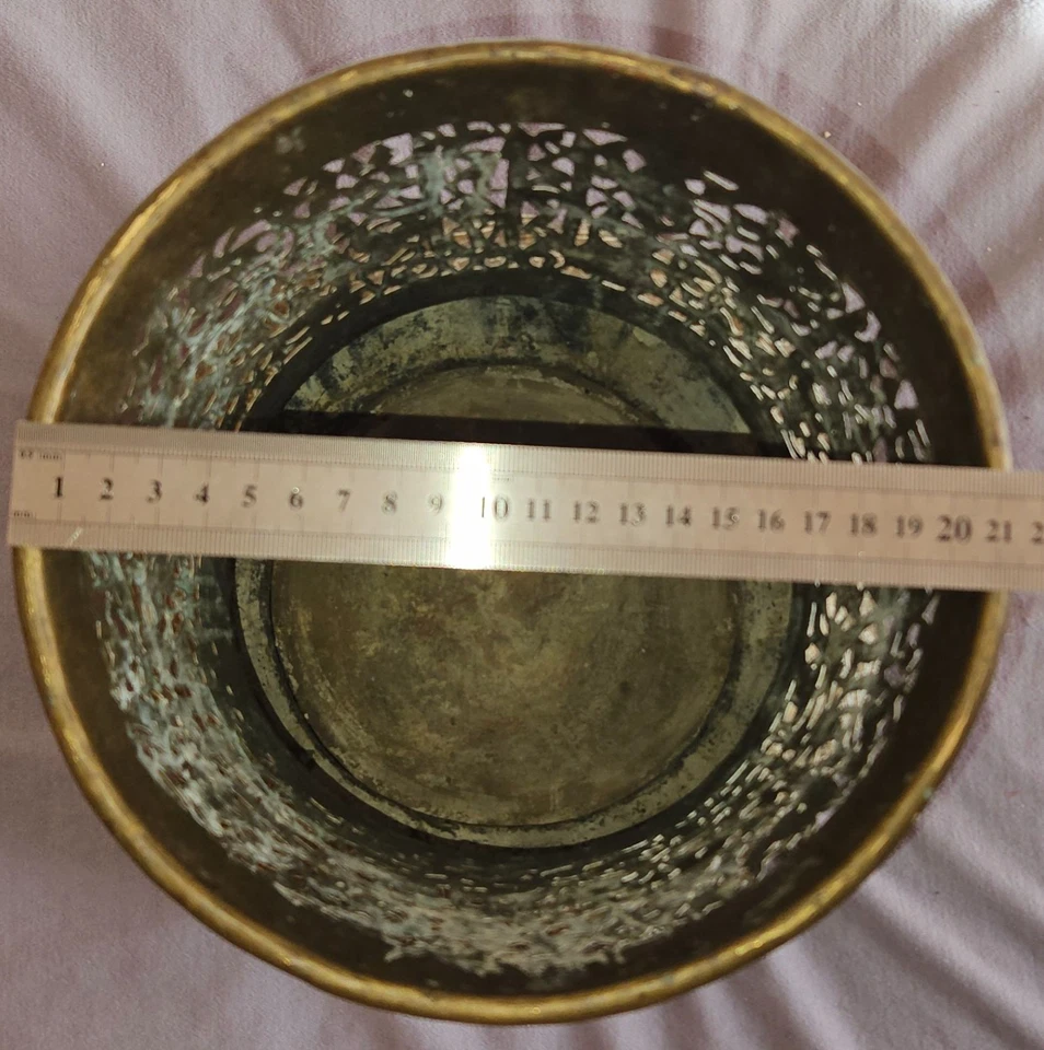 Vase , cache-pot syrien Laiton ajouré & guilloché Entrelacs & calligraphie arabe - Photo 2/4