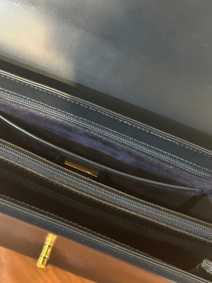 GUCCI Vintage Turnlock Sherry Line Black Leather Handbag with Gold Hardware thumbnail 6