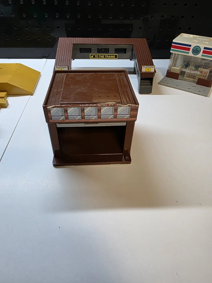 Tomy Tomica Edificios Garaje Reparación Bahía Juguete Tren Puente Cuartel General de Rescate 113 Foto 3 de 4