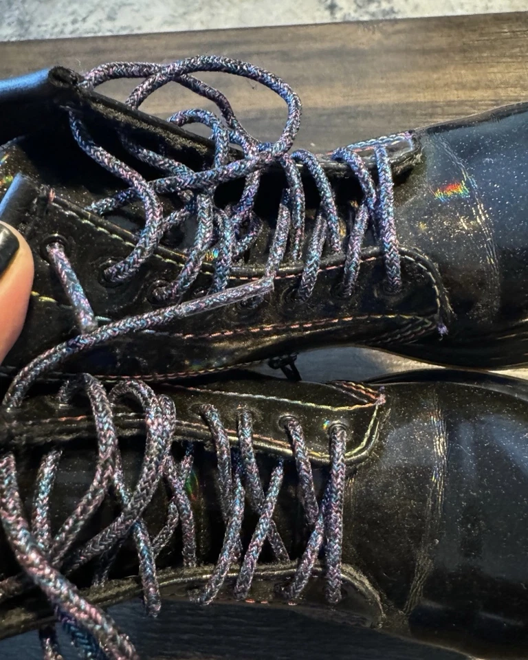 Holográfico arco-íris ultra raro Dr. Martens - Imagem 2 de 4