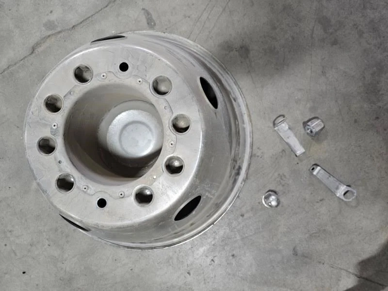 USADO 2019 FORD F450 10 LUG CROMADO 19,5" TAMPA DA RODA TRASEIRA COM TAMPA ENVIADA  - Imagem 4 de 4