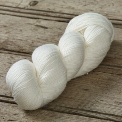 Ungefärbtes 4-fädiges Premium Silk, Superwash Merino und Nylon Sockenstrickgarn Wolle