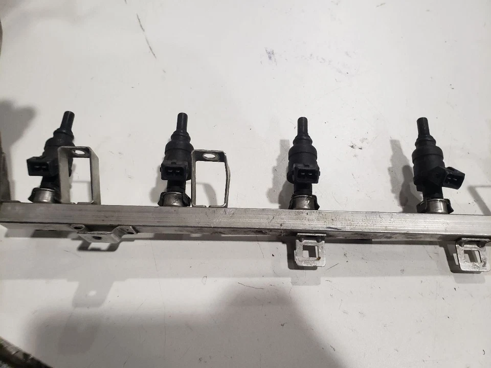 Trilho de combustível com injetores - 2001 BMW 325I E46 M54 - FABRICANTE DE EQUIPAMENTO ORIGINAL 143894902 - Imagem 3 de 4