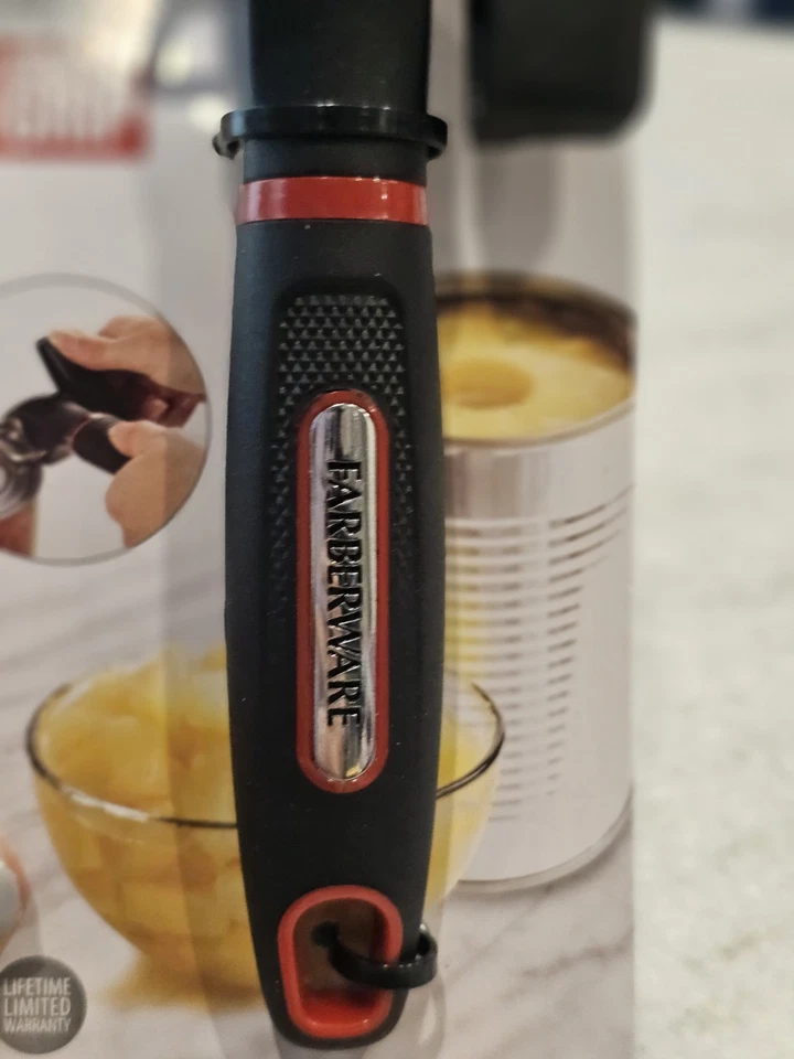 Abridor de latas de seguridad Farberware Soft Grips en negro con detalles en rojo Foto 2 de 4