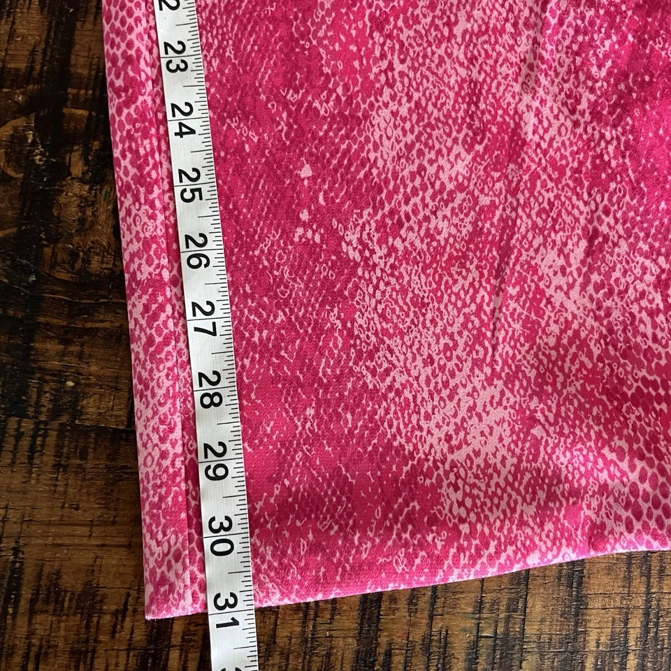 Pantalones de gamuza sintética acampanados de piel de serpiente Vivca rosa talla 6 Urban Outfitters para mujer Foto 4 de 4