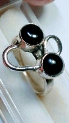 FETCHING STERLING SILVER .925 RING WITH BLACK ONYX IN SIZE 8.5!