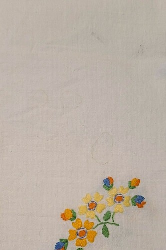 Vintage Embroidered Tablecloth Table Topper 32.25" x 35.25" - Picture 4 of 6