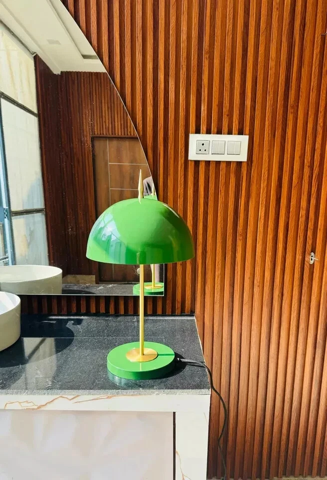 Lámpara de mesa de mediados de siglo hecha a mano lámpara de mesa de latón hermosa lámpara de decoración del hogar luz Foto 4 de 4