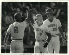 1986 Press Photo Syracuse Chiefs baseball player Jose Castro high fives teammate