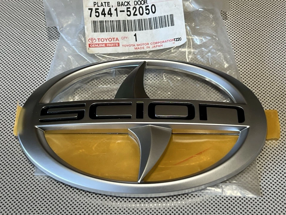 Emblema de maletero Scion Xa 2004-2006 genuino OEM 75441-52050 Foto 2 de 4