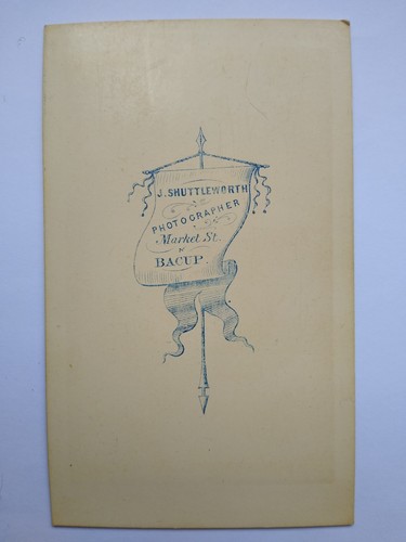 Bacup CDV damas jóvenes de luto? Vestidos negros de J. Shuttleworth - Imagen 2 de 2