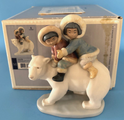 Lladro 2270 ''Eskimo Riders'' Inuit Children on a Polar Bear, GRES - MIB, RV$390