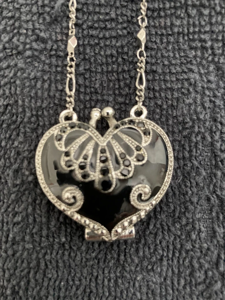 Collar medallón corazón. LOVM. Colgante negro, marcasita, cadena biselada tono plata Foto 2 de 4