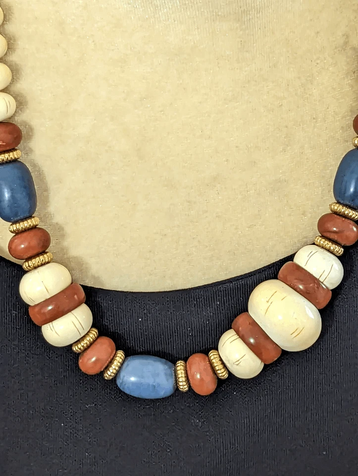 Collar de cuentas vintage Avon "verano indio" 20" tonos crema azul marrón oro Foto 4 de 4