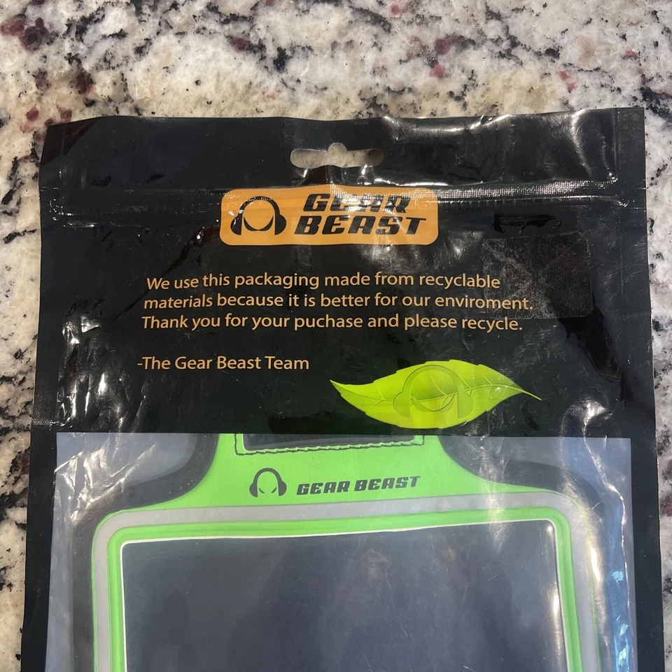 Braçadeira esportiva GearBeast Deluxe verde/preta para iPhone 7 e telefones 5,5" x 3,25" - Imagem 2 de 4