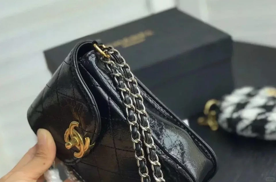 CHANEL BEAUTY Novelty Smartphone Shoulder Pouch & Coin Case Pearl Phone Bag AAA - Image 2 of 4