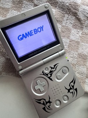 Nintendo Game Boy Advance SP AGS-001 Silber Tribal inkl. Ladekabel