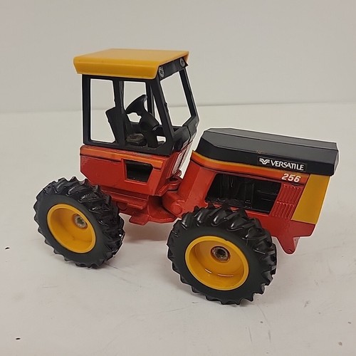 ERTL Scale Models 1/32 Versatile 256 Tractor