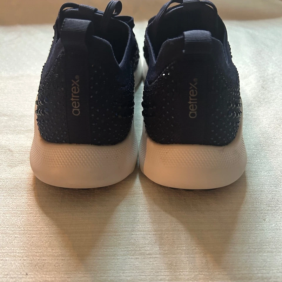 Zapatillas deportivas Aetrex Carly para mujer 9,5 zapatos brillantes azul marino estrás tejido sin cordones Foto 3 de 4