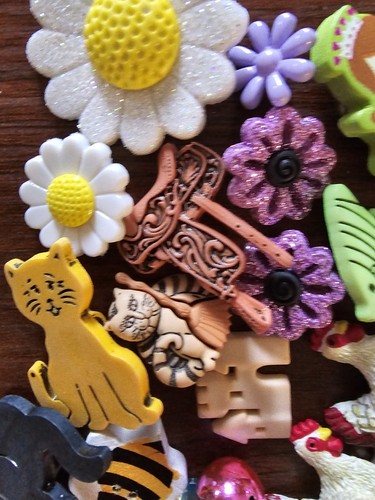 Craft Button Lot Embellishments Cola Daisey Bees Leopard Butterfly Cats Chickens - Imagen 6 de 12