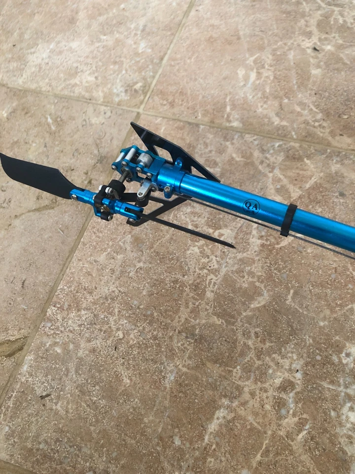 Un hélicoptère RC de Base sans partie éléctronique modèle Trex 450 Alu bleu Neuf - Photo 4/4