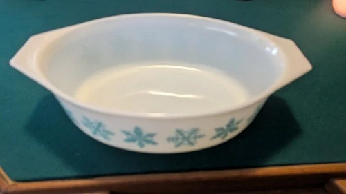 Vintage Pyrex #35 Casserole Dish White Turquoise Snowflake 2.5qt - nice