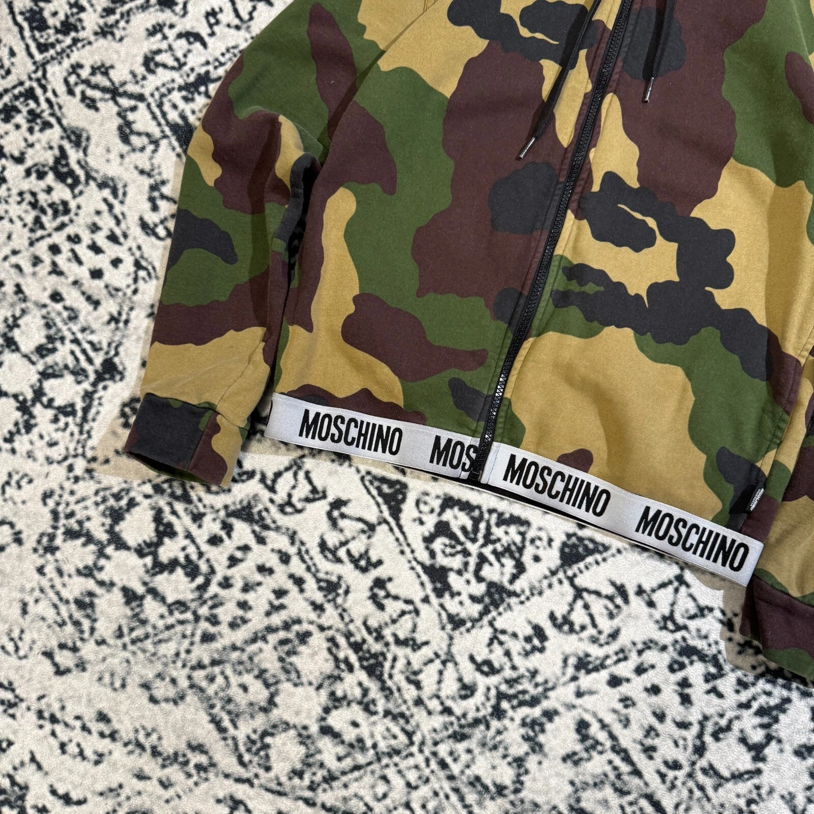Felpa con cappuccio Moschino unisex vintage anni 90 verde cotone mimetico taglia S vestibilità regolare Y2K Fash