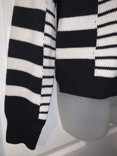 Women’s L ROMEO + JULIET COUTURE Black / Ivory Boxy Crop Striped Sweater $130 - Picture 5 of 8
