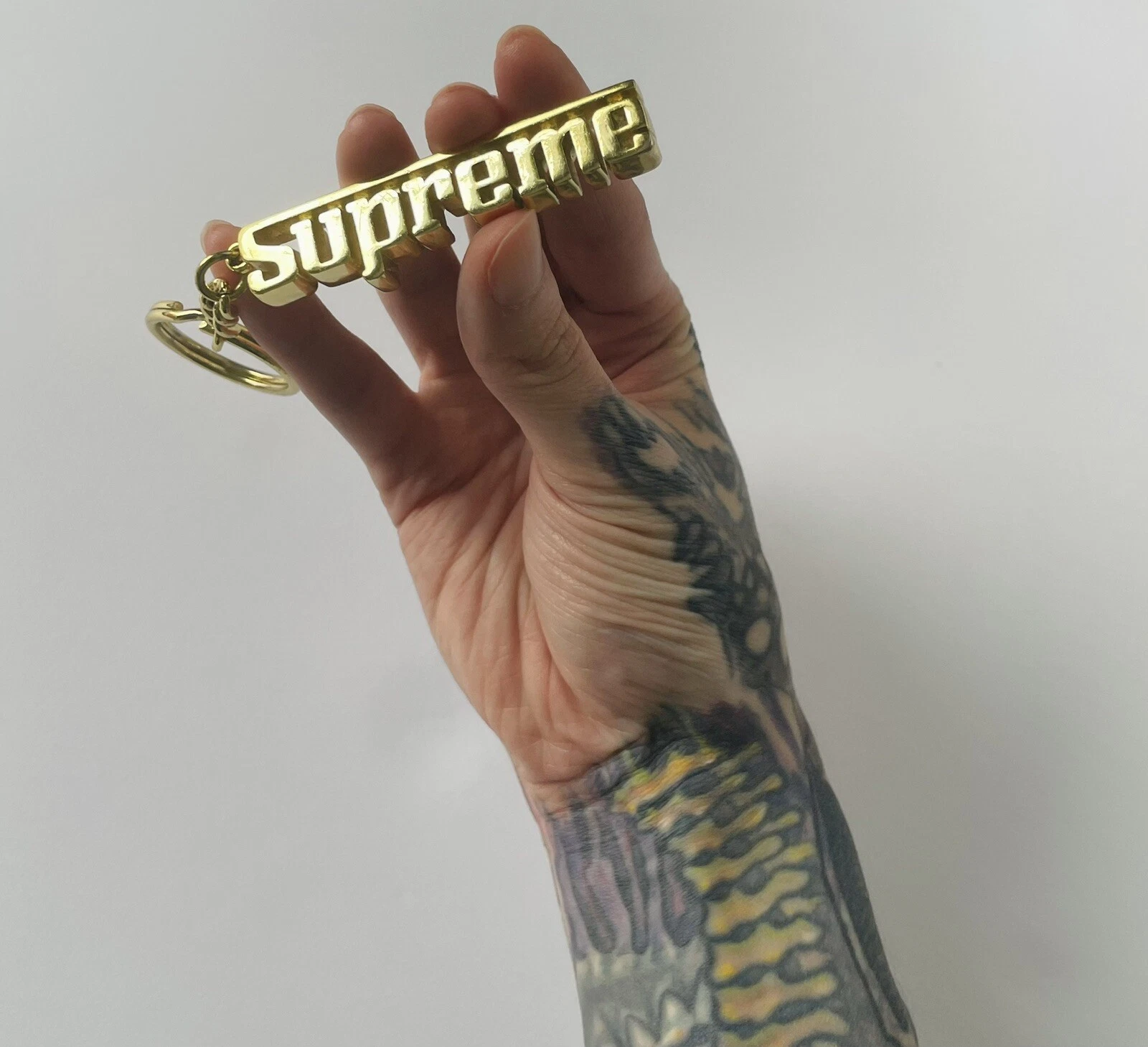 Porte clés Supreme Porte clés Or Logo Supreme