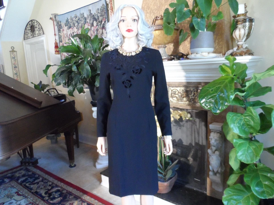 Valentino Black Wool Sheath Dress w/ Front Floral Applique Detail Size 40-8 - Image 2 of 4
