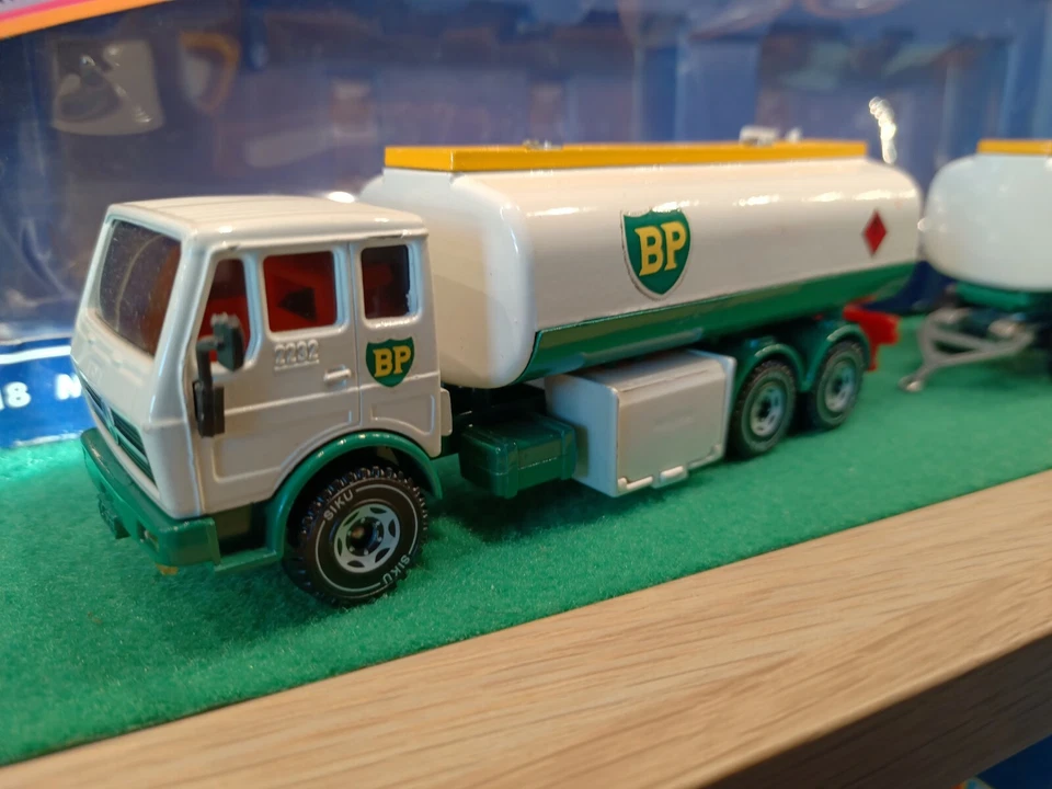 Siku 3718 Mercedes con Rimorchio Cisterna BP Scala 1:55 - Immagine 2 di 4