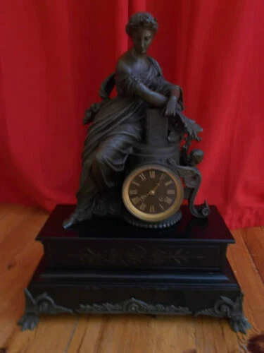 Pendule à poser du XIXe siècle en marbre