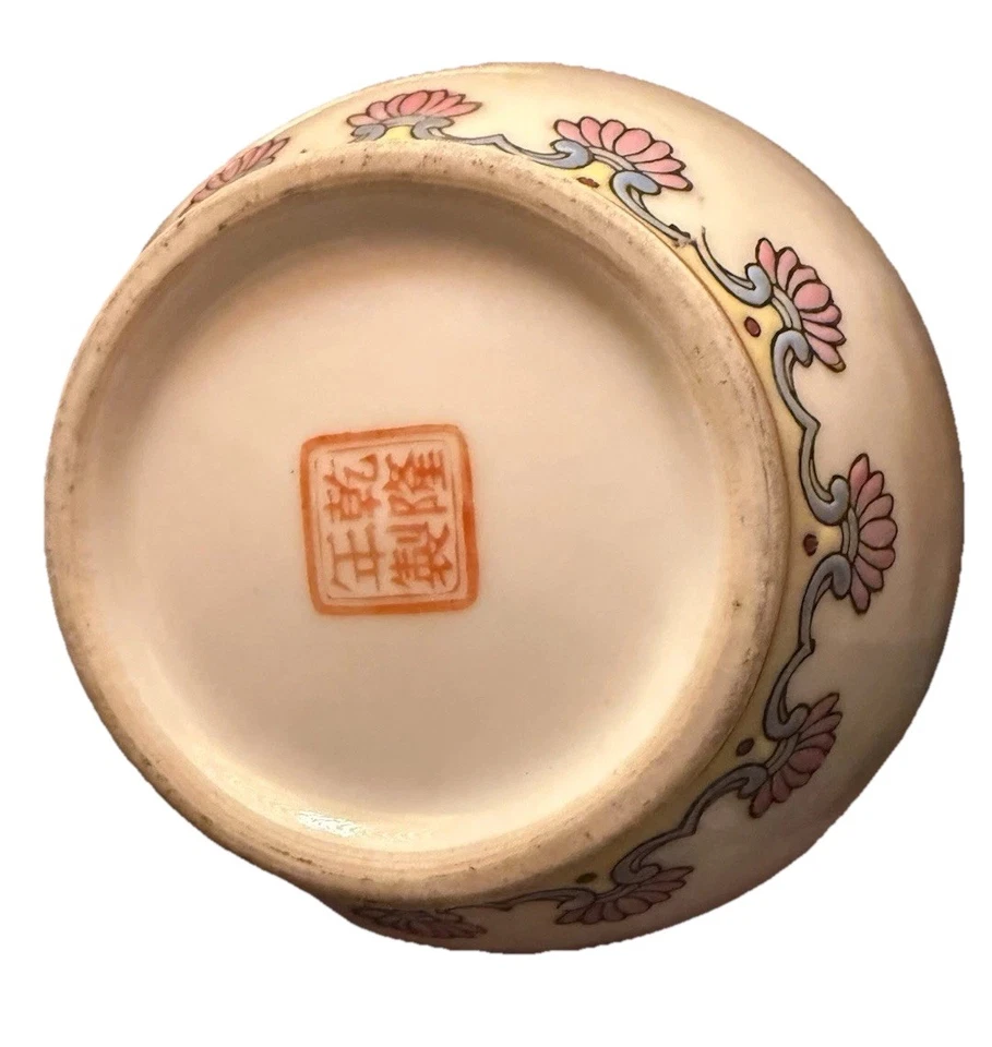 千龙风格 Familie 玫瑰瓷花瓶 - 手绘高架珐琅 — 第 3/4 张图片