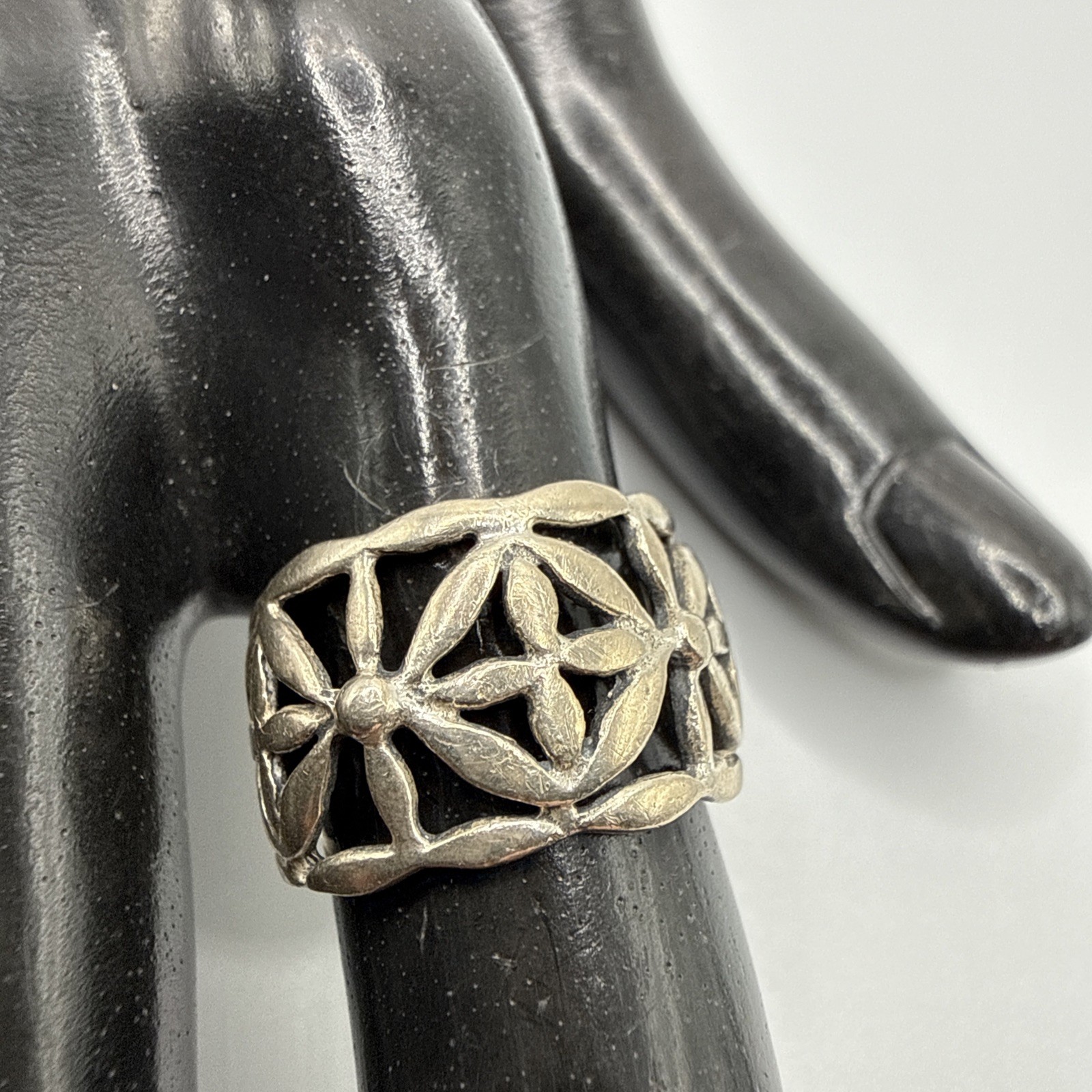 VTG 925 Sterling Silver Cut Out Design Ring. Size 6.25. Grams 4.3